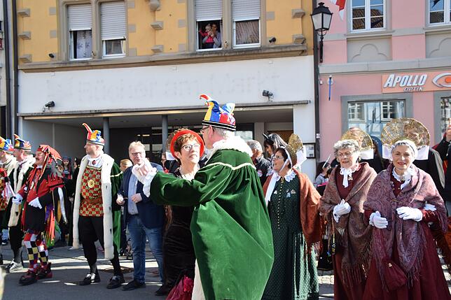 Bild 12: AKK tanzt durch die Straßen: Noch mehr Bilder vom Umzug am Schmotzigen Dunschtig in Stockach