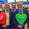 Rupert Kubon (rechts) und sein grünes Herz. Mit Martina Braun, Verkehrsminister Winfried Hermann und Karl Rombach (von links). Bild: ...