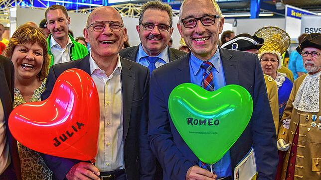 Rupert Kubon (rechts) und sein grünes Herz. Mit Martina Braun, Verkehrsminister Winfried Hermann und Karl Rombach (von links). Bild: ...