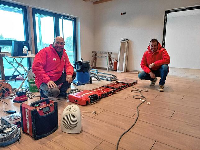 Noch haben die Handwerker viel zu tun. Vom großen Aufenthaltsraum haben die Zuschauer zukünftig einen schönen Blick auf den Kunstrasen ...