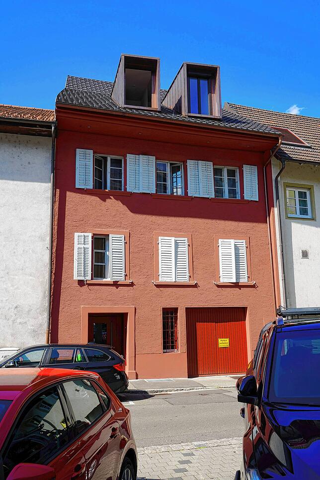 Das Hinterhaus des gleichen Gebäudekomplexes ist befindet sich in der Rheinstraße 6. Auch hier trägt die Fassade die rot-braune Farbe ...