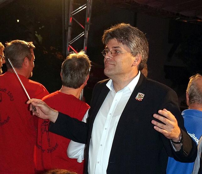 Gut dirigiert: Landrat Martin Kistler scheint zumindest phasenweise Spaß an seiner Strafe zu haben.