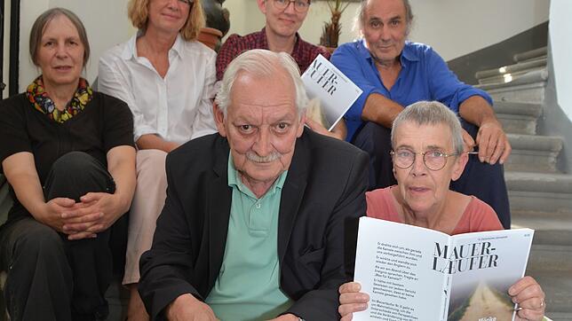 Die &bdquo;Mauerläufer&ldquo;-Redaktion präsentiert auf der Meersburg die sechste Ausgabe des Literarischen Jahreshefts: (untere Reihe) ...