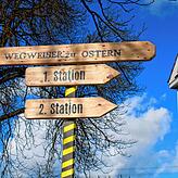 Die Wegweiser an der Kirche St. Genesius weisen für die &bdquo;Aktion zu Ostern&ldquo; des Gemeindeteams Riedböhringen allen ...