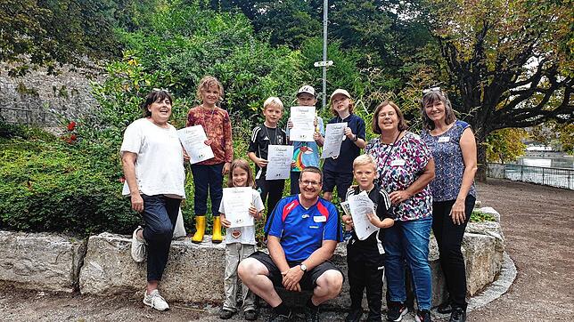 Das Foto zeigt von links: Antje Maurer (Vorsitzende), Tatjana, Elana, Damian, Neo, Norbert Lederle (stellvertretender Vorsitzender), ...