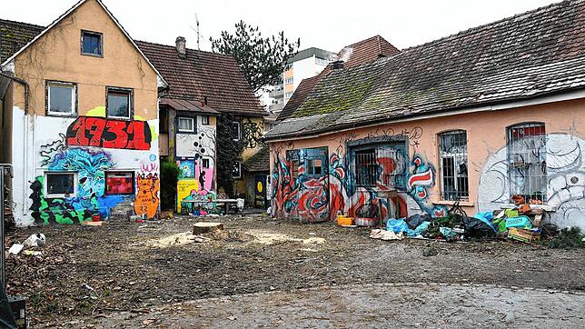Das ehemalige Gebäude des selbstverwalteten Jugendtreffs Teestube an der Singener Hauptstraße. Das Haus ist leer, der Baum im Hof ...
