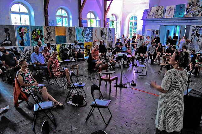 Elke Dachauer (rechts) begrüßte im Namen der Stadt die Besucher der ersten Präsentation des Kurzfilms &bdquo;Heimkommen&ldquo; in der ...