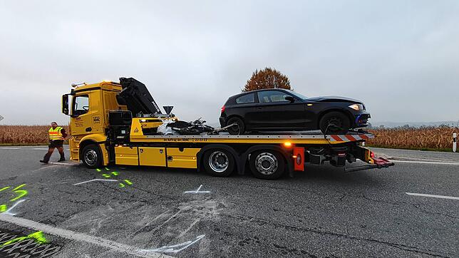 Ein Abschleppfahrzeug an der Unfallstelle. Das kleine Motorrad und der BMW sind bereits aufgeladen, gleich kann die Polizei die ...