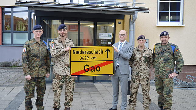 Die Kommandoebene der Patenkompanie hat sich bei Bürgermeister Martin Ragg zum Einsatz nach Mali verabschiedet.