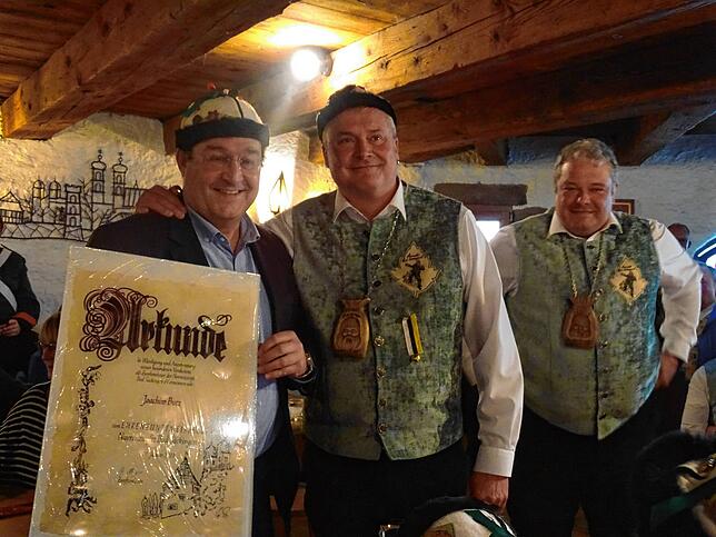 Joachim Butz (links) wurde auf dem Empfang von Zunftmeister Rolf Meyer (Mitte) zum Ehrenzunftmeister ernannt, daneben Vizezunftmeister ...