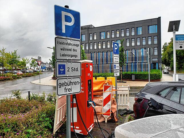 Hier ist eine öffentliche Ladesäule am Villinger Bahnhof: Besitzer von Elektro- oder Hybridfahrzeugen mit dem &bdquo;E&ldquo; im ...