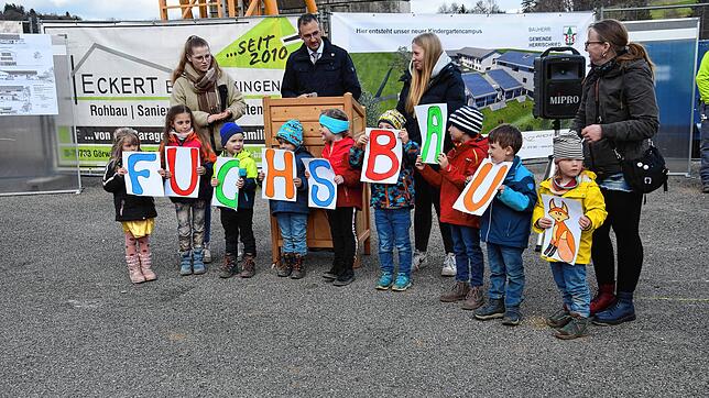 Gut gelaunt verkünden die Kinder den Namen Fuchsbau für den neuen Kindergarten der Gemeinde Herrischried.