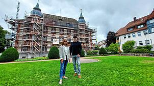 Susanna Heim und Udo Eggi vom Kulturamt des Kreises Waldshut stellen beim Kulturzentrum des Landkreises, Schloss Bonndorf, das Programm ...