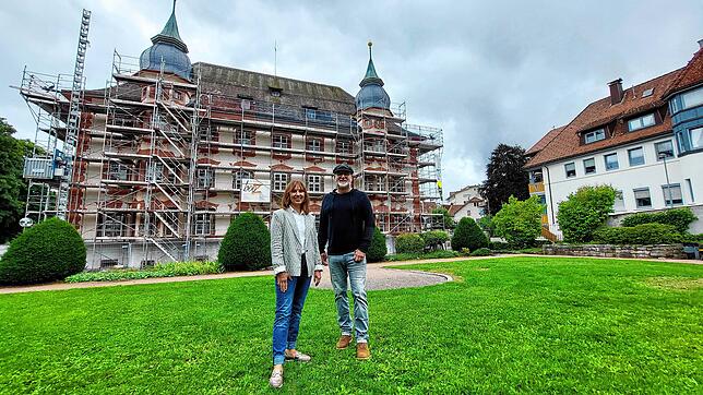 Susanna Heim und Udo Eggi vom Kulturamt des Kreises Waldshut stellen beim Kulturzentrum des Landkreises, Schloss Bonndorf, das Programm ...