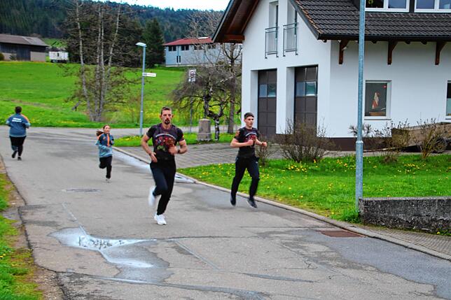 Zum Staffellauf ziehen Kevin (links) und Ian (rechts) trotz einstelliger Temperaturen die Trainingsjacken aus.