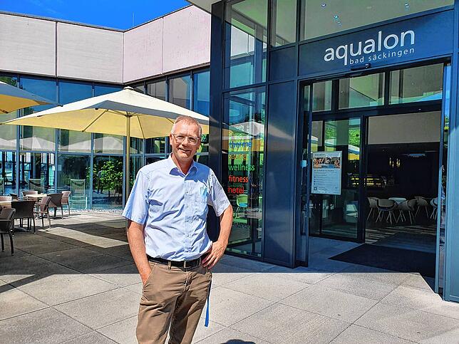 Franc Morshuis 2021 vor dem Eingang des Thermalbads Aqualon in Bad Säckingen.