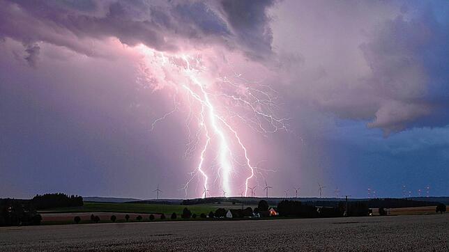 Ein Blitz zuckt bei einem Sommergewitter am abendlichen Himmel über Bartholomä auf der Schwäbischen Alb. (Archivbild)