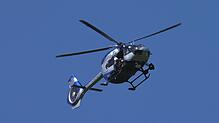 Ein Polizeihubschrauber wie dieser flog über Rielasingen-Worblingen. Das Bild wurde bei einer Suchaktion bei Todtmoos aufgenommen.