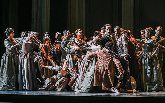 Viel los auf der Bühne &ndash; der Chor der Oper Zürich mit Tänzerinnen und Tänzern.
