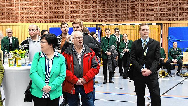 Wahlabend der Bürgermeisterwahl in Tengen 2023 in der Randenhalle: Rechts im Bild Sven Müller, der im ersten Wahlgang die meisten ...