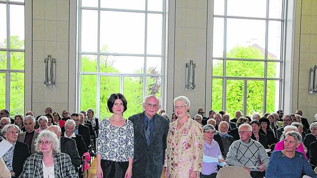 Bei der literarisch-musikalischen Benefiz-Veranstaltung von Rotary im vollbesetzten Singener Bürgersaal begeistern (von links) Annette ...