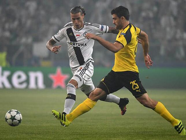 Nachgelegt Dann klingelt es erneut: Sokratis Papastathopoulos, der sich hier gegen Aleksandar Prijoviæ (l) durchsetzt, macht das 2:0 per Kopf. ...