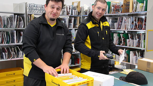 Nur noch ein geringer Teil der Briefe muss bei der Post händisch sortiert werden (von links): Dominik Scharlach und Darren Mc Burney ...