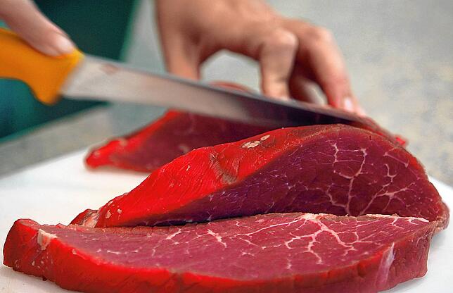 Rindfleisch enthält wichtige Nährstoffe und kann Teil einer ausgewogenen Ernährung sein, wenn es in angemessenen Mengen verzehrt wird.