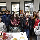 Schüler der Klasse 6b der Beethovenschule mit Klassenlehrerin Maxie Pilgermann (hinten links)haben für die Tafelgäste Plätzchen ...