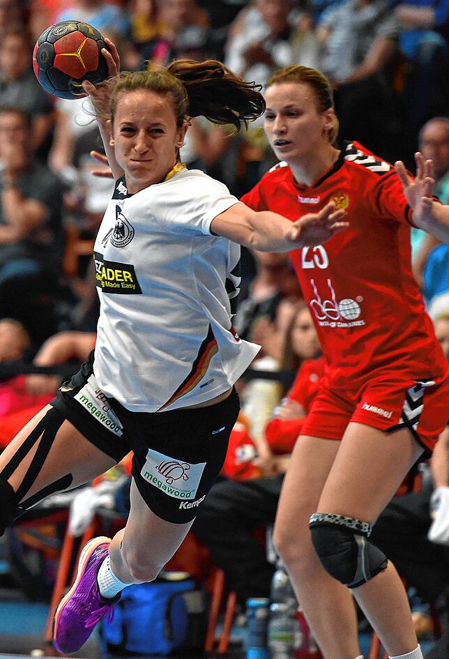 Kerstin Wohlbold (am Ball) bei der WM-Qualifikation 2015 gegen Russland.