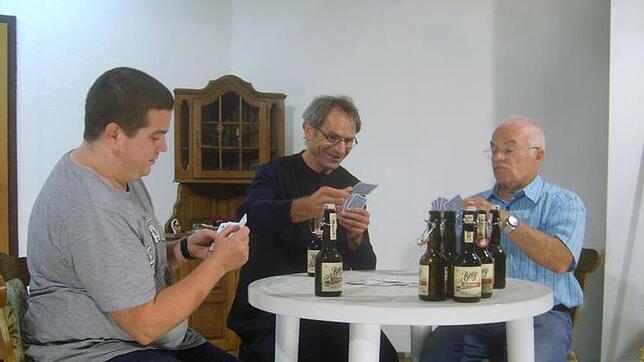 Einige Bänklehocker bei der Probe: (von links) Jens Amelung, Werner Felder und Hubertus Weiß spielen feucht-fröhlich Karten zugunsten ...
