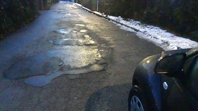 Die Straße Am Sonnenberg ist in beklagenswertem Zustand. Bild: Martin Himmelheber