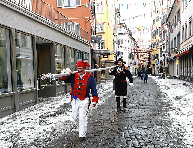 Ist das ein Umzug? Oder arbeiten Ehrenpräsident Ekkehard Greis (links) und Präsident Harry Wölfle (rechts)?
