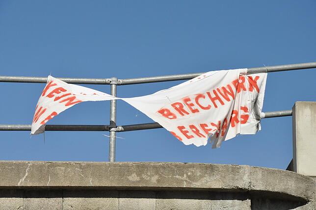 Gegner des Projekts haben Transparente aufgehängt – hier an der Eisenbahnbrücke in der Nähe der früheren Ziegelei.