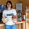 Stephanie Schreiber schaut auf diesem Foto aus dem vergangenen Jahr noch sehr zuversichtlich auf den reibungslosen Verkauf von Nudeln, ...