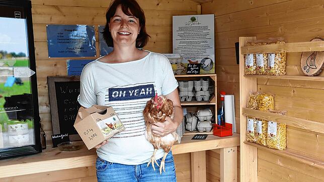 Stephanie Schreiber schaut auf diesem Foto aus dem vergangenen Jahr noch sehr zuversichtlich auf den reibungslosen Verkauf von Nudeln, ...