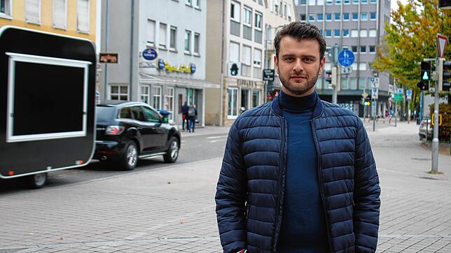 „Friedrichshafen macht es Autofahrern viel zu leicht“, sagt Nuri Köse. Treffpunkt ist die Friedrichstraße, eine der ...