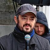 Rabbiner Avraham Yitzchack Radbil bekommt für seine Rede großen Applaus.