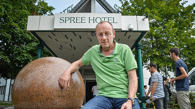 Der Donaueschinger Peter Rausch im Juni 2016 vor seinem Spree-Hotel im sächsischen Bautzen. Damals wird das Gebäude bereits als ...