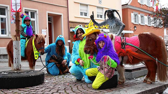 Lucy Henkel (v.l.), Jessica Saupp von der Ponyranch Bodensee, Melanie Henkel-Marquardt und Lia Henkel mit den Ponys Pierre und Koko ...