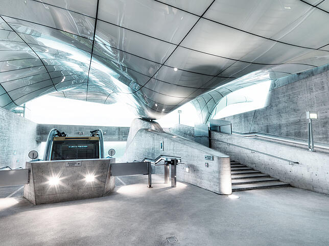 Die Hungerburgbahn in Innsbruck ist bekannt für ihr futuristisches Design. Sie wurden von der bekannten Architektin Zaha Hadid entworfen.