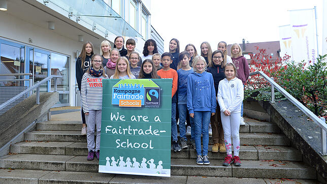 Das sind die Schüler, die aktuell an der Realschule St. Elisabeth den Verkauf von Fairtrade-Produkten stemmen. Die Schule ist bereits ...