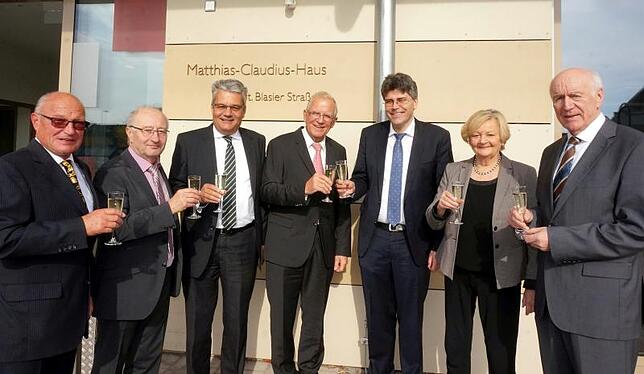 Nach der offiziellen Feier zur Einweihung des Matthias-Claudius-Hauses stoßen (von links) Peter Weishaupt (Geschäftsführer Spitalfonds ...