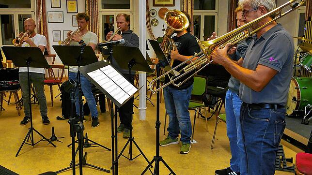 Eine Brass-Formation wie im Bild mit Stefan Schneckenburger (von links), Daniel Fricker, Clemens Fritischi, Florian Ullrich, Michael ...