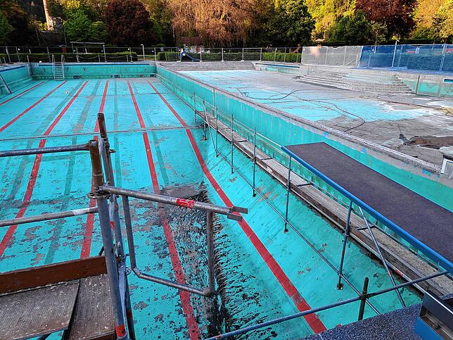 Freibad in Wehr während der Sanierungsarbeiten im Mai 2024, noch vor der Folienverkleidung der Schwimmbecken.