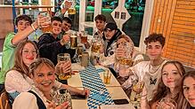 Etliche jugendliche Oktoberfestgruppierungen genießen genauso wie reifere Semester das Oktoberfestbier in vollen Zügen. Foto: Gerd Jerger