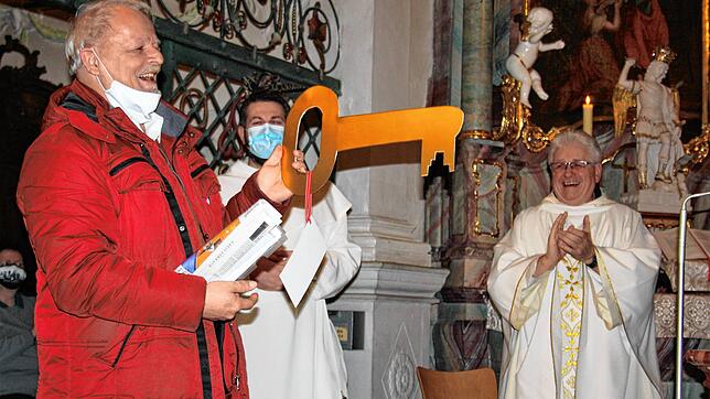 Nach 29 Jahren hauptamtlicher Tätigkeit als Kirchenmusiker in Todtmoos wurde Michael Asal (links) auf eigenen Wunsch verabschiedet. ...