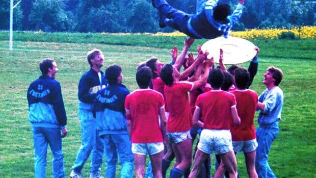 Hier wird Friedhelm Glomsda, Trainer des SV Ewattingen, gefeiert. Fotos: SK-Archiv