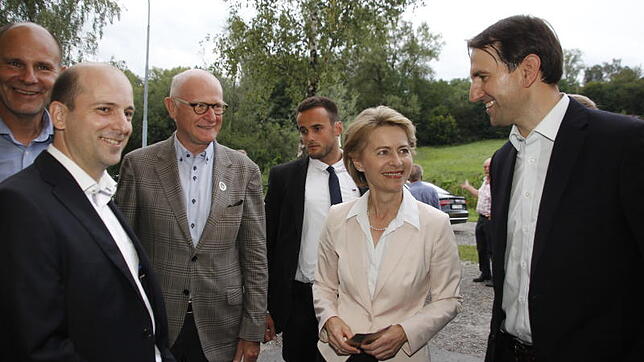 Hier kommt die Bundesverteidigungsministerin Ursula von der Leyen (zweite von rechts mit Personenschützer) zu ihrem Wahlkampfauftritt in ...