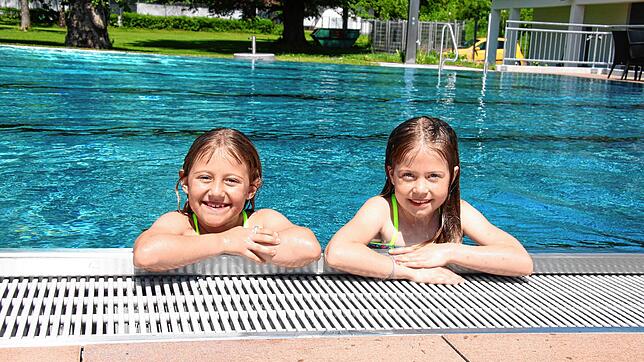 Bella (9 Jahre) und Mila (8 Jahre), die beiden Töchter des neuen Teamleiters für Bäderbetriebe, Frank Dietrich-Vercrüße, haben am ...